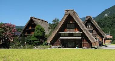 Des maisons de village gassho-zukuri.