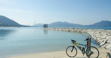 La ruta para bicis Shimanami Kaido pasa por muchas playas.