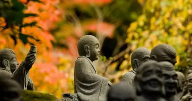 Un des disciples de Bouddha sur le chemin montant vers le Daishô-in.