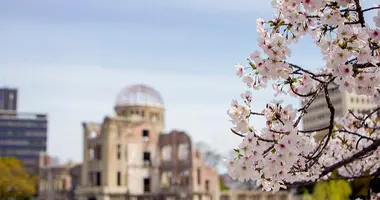 Hanami depuis les rives de la rivière Motoyasu à hiroshima 