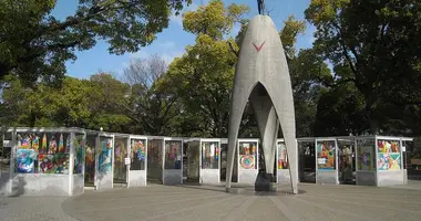 Le Monument de la Paix des Enfants est entouré de milliers d'origami en forme de grue, symbole de la paix