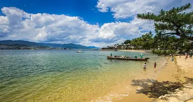 Playa en la bahía de Hiroshima, cerca de Itsukushima