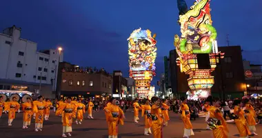 Danseuses et chars géants sur la grand place du tachineputa de Goshogawara