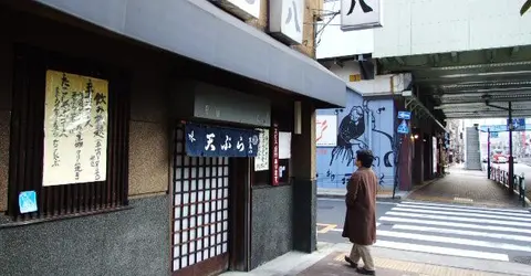 Discreet and classic, the facade of the restaurant Tempura Tenkamehachi fits perfectly into the landscape of Sumida.