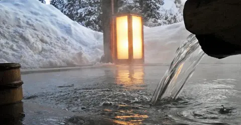 Un bain en plein air (rotemburo) du Osawayama Onsen dans les Alpes Japonaises. 