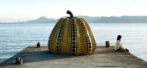 Sculpture en potiron de Yayoi Kusama dans Naoshima