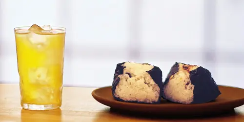 Maison T Onigiri au comptoir