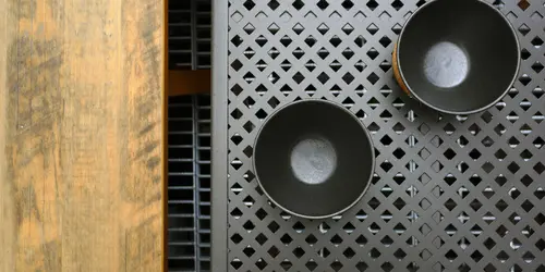 Maison T Table et banc sur la terrasse