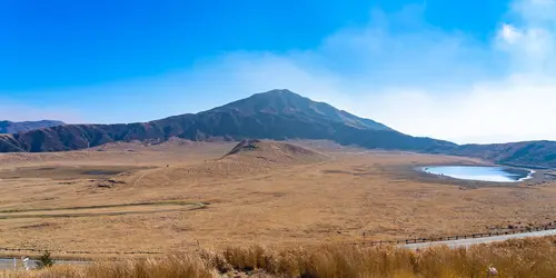 Le mont Aso sur l'île de Kyushu, est le plus vaste des volcans du Japon, mais aussi un des plus actifs.