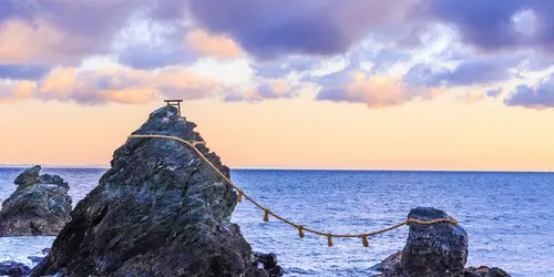 Rocce sacre sposate in riva al mare nella città religiosa di Ise, il primo luogo dello shintoismo in Giappone
