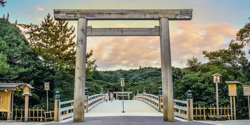 El gran santuario de Ise, rodeado de naturaleza, es el primer santuario de la religión sintoísta en Japón