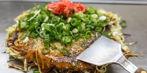 Okonomiyaki tradicional japonés, panqueque salado