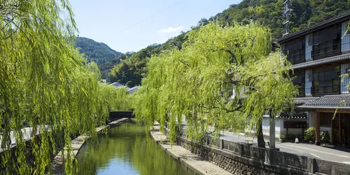 Agradable canal en el centro de Kinosaki onsen village, Japón
