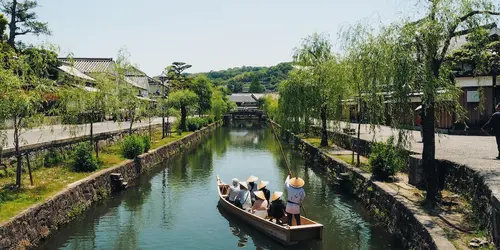 La ville de Kurashiki est bordée de canaux et de rues pittoresques : une cité romantique à visiter !