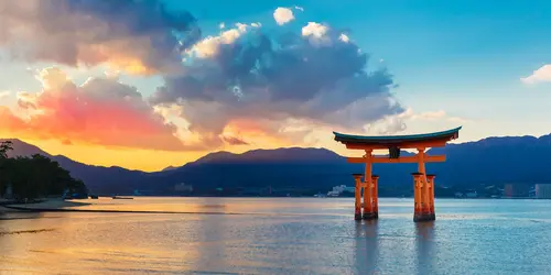 Esta puerta "torii" se encuentra a la entrada de la isla Miyajima frente a la costa de Hiroshima
