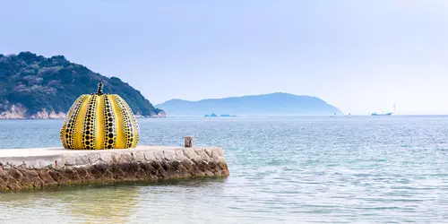 Yayoi Kusamas gelber Kürbis, Symbol von Naoshima, der künstlerischen Insel