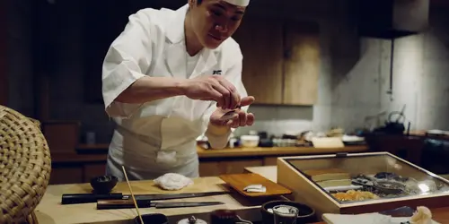 Maestro de sushi en un restaurante de Tokio