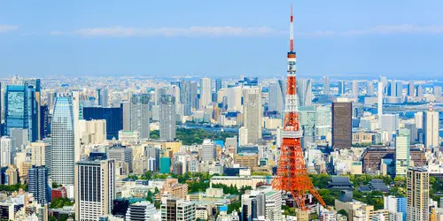 La Torre de Tokio, construida en 1958, está inspirada en la Torre Eiffel
