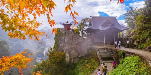 Le temple haut perché de Yamadera, dans la montagne japonaise du Tohoku, durant l'automne