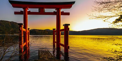 Heiwa no Torii en el lago Hakone, un lugar mágico e imperdible para visitar cerca del monte Fuji
