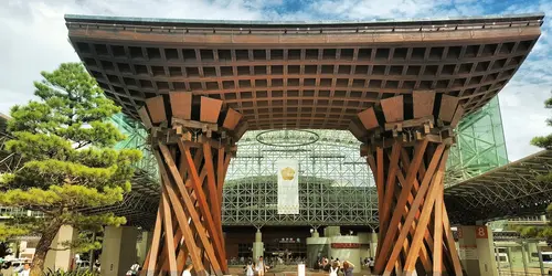 Kanazawa, torii moderno y monumental frente a la estación central