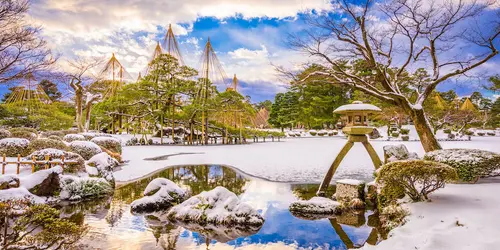 El jardín Kenroku-en en Kanazawa, uno de los tres más bellos de Japón, especialmente en invierno