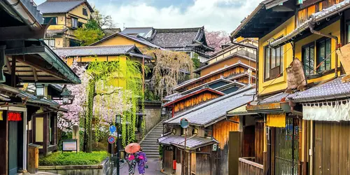 Old streets in Gion, traditional Kyoto district : a must-see when visiting Kyoto