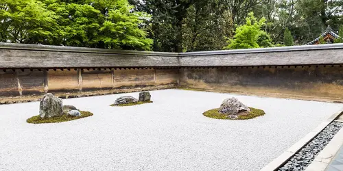 Visitez le temple Ryoan-ji, probablement le jardin zen le plus connu du Japon