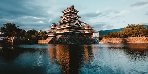 Castillo de Matsumoto, también conocido como "Castillo del Cuervo" debido a su exterior oscuro