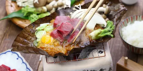 Probieren Sie das berühmte Hida-Rindfleisch während des Abendessens in Takayama