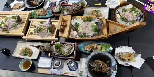 Dîner traditionnel kaiseki servi à la minshuku