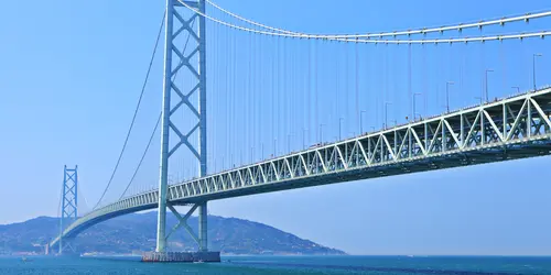 Le pont Akashi Kaikyo, un pont suspendu reliant la ville de Kobe à l'île d'Awaji