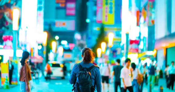 Mujer sola en Shinjuku, Tokio