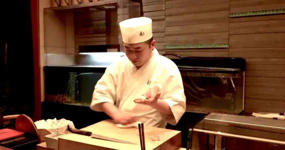 Le sushiyasan (chef sushi) du restaurant Gou, à Fukuoka.